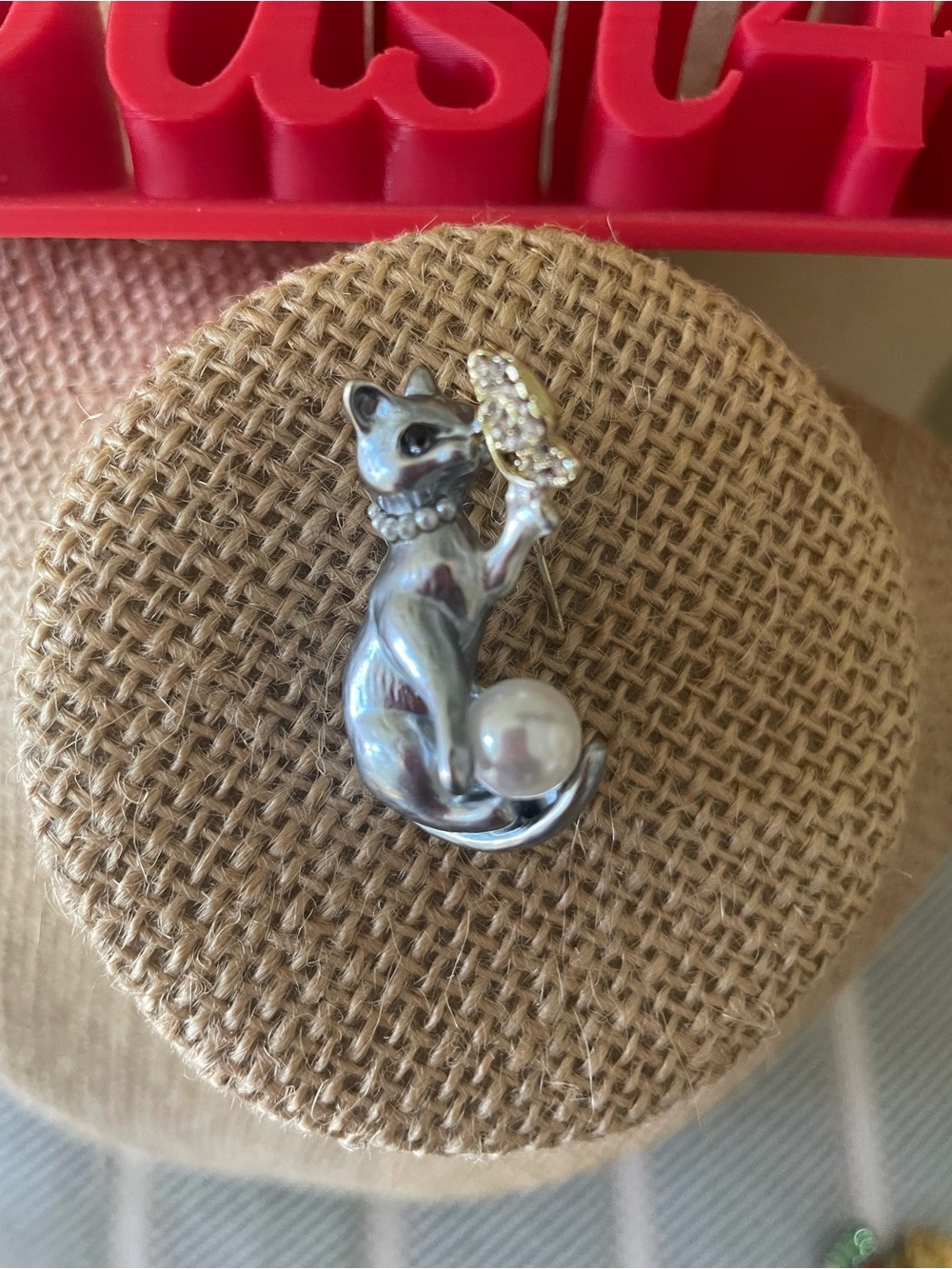 💥NWOT-Elegant Silver Cat Brooch with Pearl and Crystal Accent - Picture 4 of 9